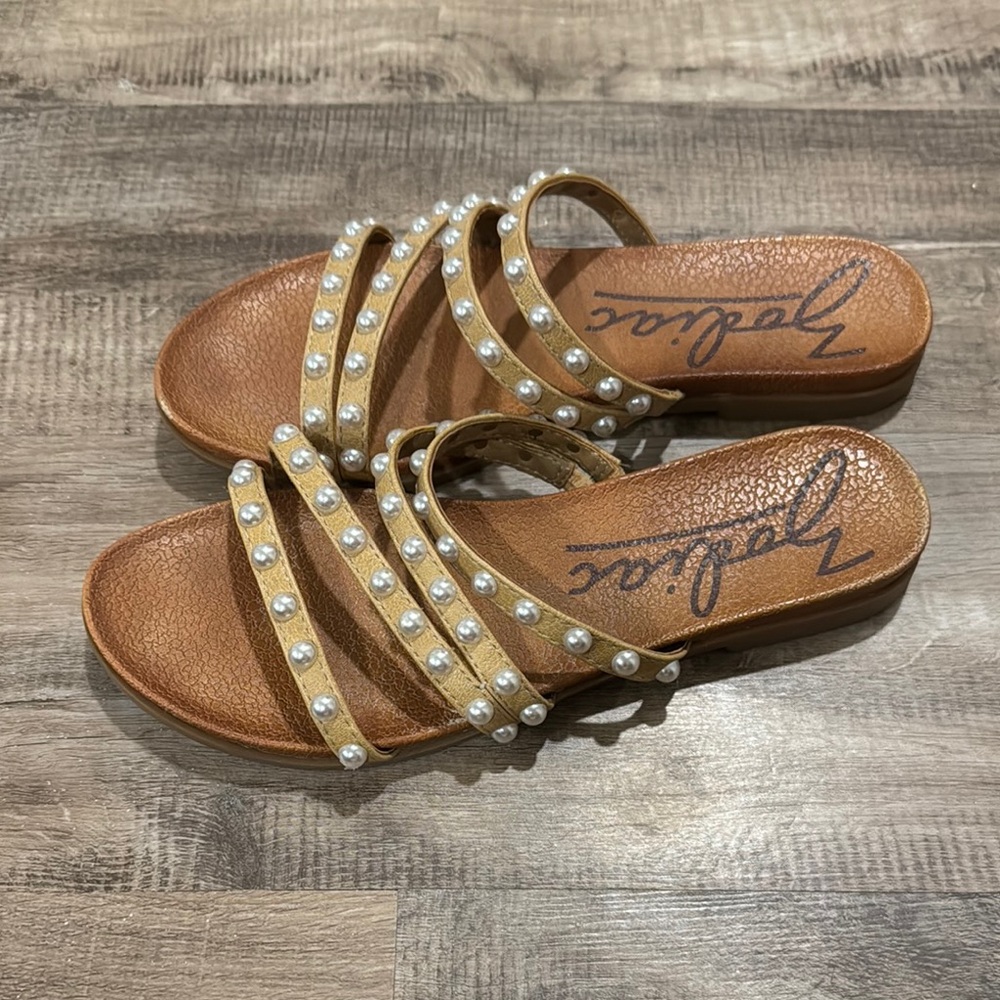 Lightly worn Zodiac Brown Sandals with Pearl Accents